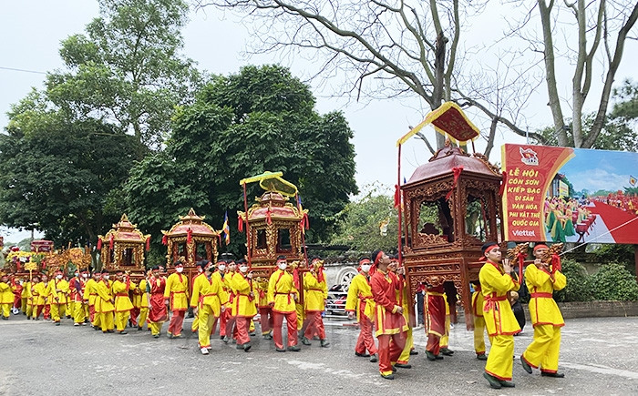 Hàng nghìn người dự lễ rước nước chùa Côn Sơn